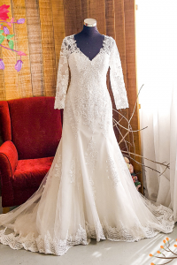 76LLWL01 LL Plus Long Sleeves V neck Alencon Lace Trumpet Keyhole Back a Plus Size Wedding Dress Malaysia