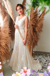 808LLW02 Sammie Deep V Spanish Guipure Deep V back trumpet 13 (2)